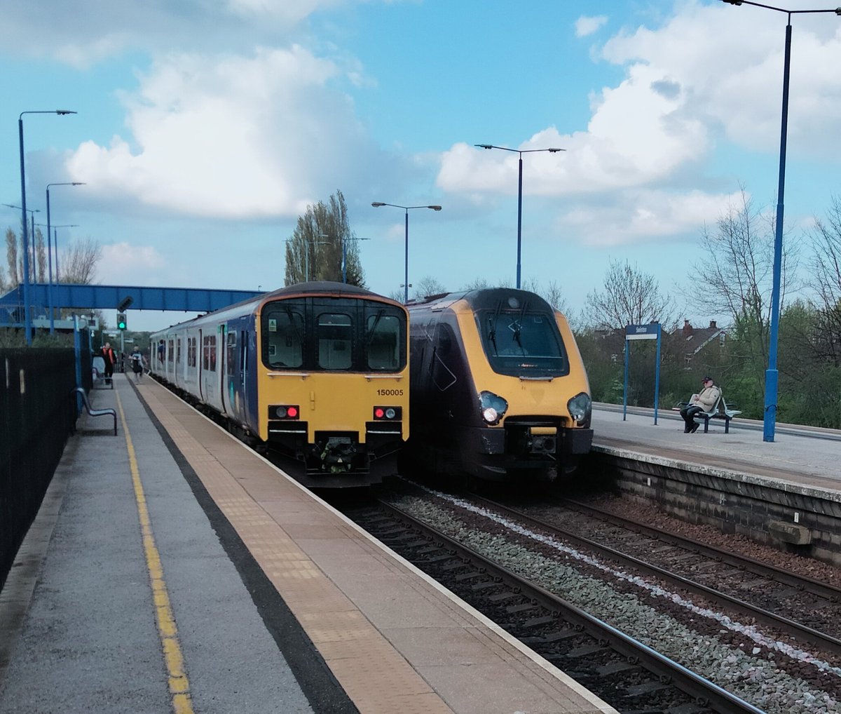 Harrod15S's tweet image. XC 221129 shooting passed stationary Northern 150005 at Swinton station this afternoon #class221 #class150 #trains #crosscountry #Northern #Swinton