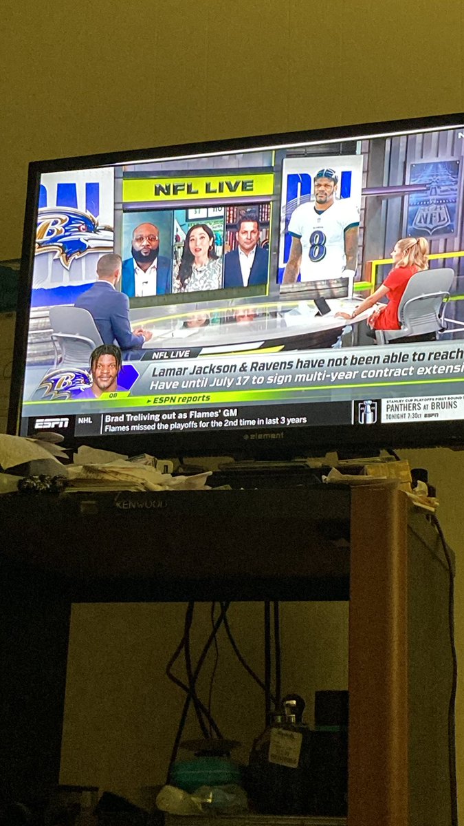 DeQuonDeWonK's tweet photo. Yessir!!! Wuddup everybody watching my favorite tv ๐บ show right now you should definitely already know #NFLLive #ESPNNFLLive @ESPNNFL @espn with your host @LauraRutledge ๐๐๐๐๐๐, with @minakimes ๐๐๐๐๐ and the fam the bros @mspears96 @danorlovsky7 @AdamSchefter https://t.co/P3im2zdAwj