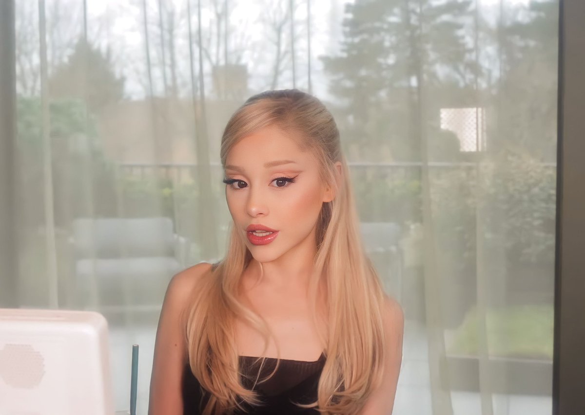 teamarianatorr's tweet photo. Ariana Grande 💛 https://t.co/m4z9O3QhBc