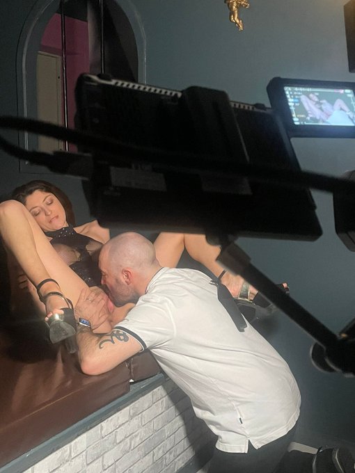 Petit moments off  de ce magnifique tournage avec  @beka_james jessy_james  @MartyMLRoff @LoupRival https://t<a href="/tag/mvsales"class="tags"><span>#mvsales</span></a>