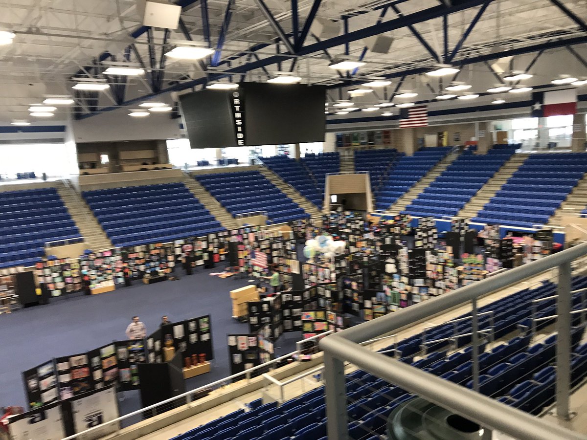 ValsArtClass's tweet photo. Setting up for Artfest!!!! #northsidefinearts #NorthsideForAll https://t.co/uLNjBFdpt2