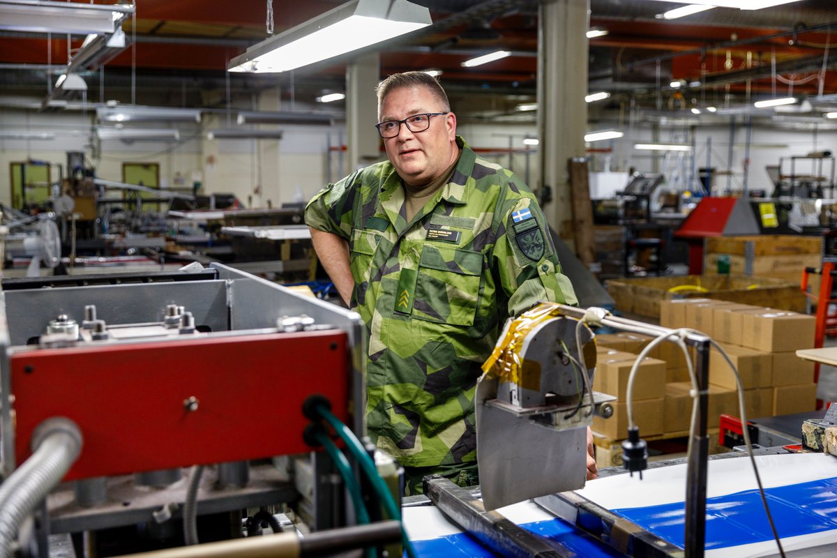 UNIFORM PÅ JOBBET! Ta en selfie när du bär uniform på jobbet och skicka till eric.lund@tidningenhemvarnet.se. Glöm inte att fråga om lov om någon arbetskamrat förekommer på samma bild. Om du lägger upp bilder i sociala medier, använda gärna hashtaggen #uniformpåjobbetdagen