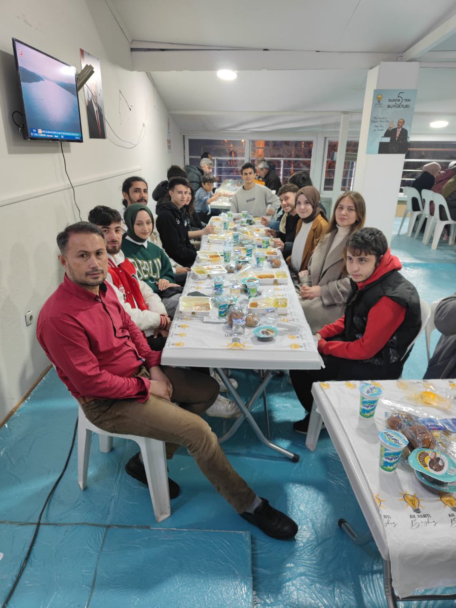 BeykozAkParti's tweet photo. Öğrenci ve genç kardeşlerimizi bu akşam iftarda ağırladık.

📍Ortaçeşme İrtibat Bürosu https://t.co/RPjAzdGtoE