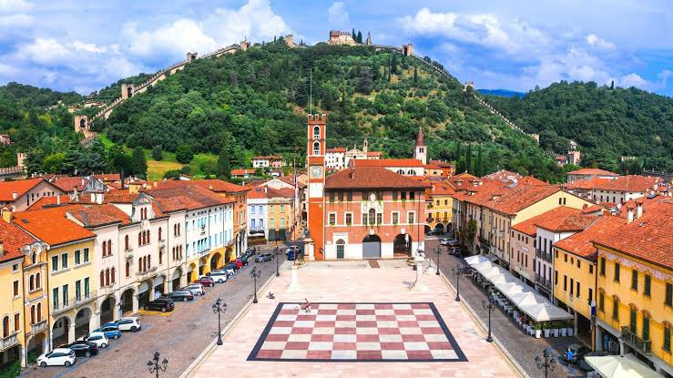 Ruhichess's tweet image. Marostica game of chess! Dating back to 1454, this historic tradition sees competitors vying for the hand of a lord&apos;s daughter through a life-size game of chess.
Held every 2 years in September, the event is a stunning display of skill, strategy, &amp;amp; costumes.
#chesshistory