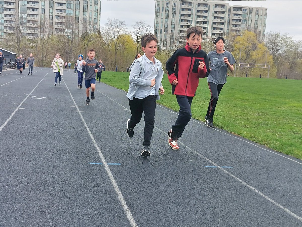Our Hustle Heroes were at it again this gloomy Monday but cheered us up with their energy. 🌞 Lots of personal bests achieved today and congrats to Nicholas and Claire our Hustle Heroes of the week!
#runninghelpsourmood
#childrenmentalhealth
5k here we come 🏃🏾‍♀️🏃🏼
@AscensionHcdsb