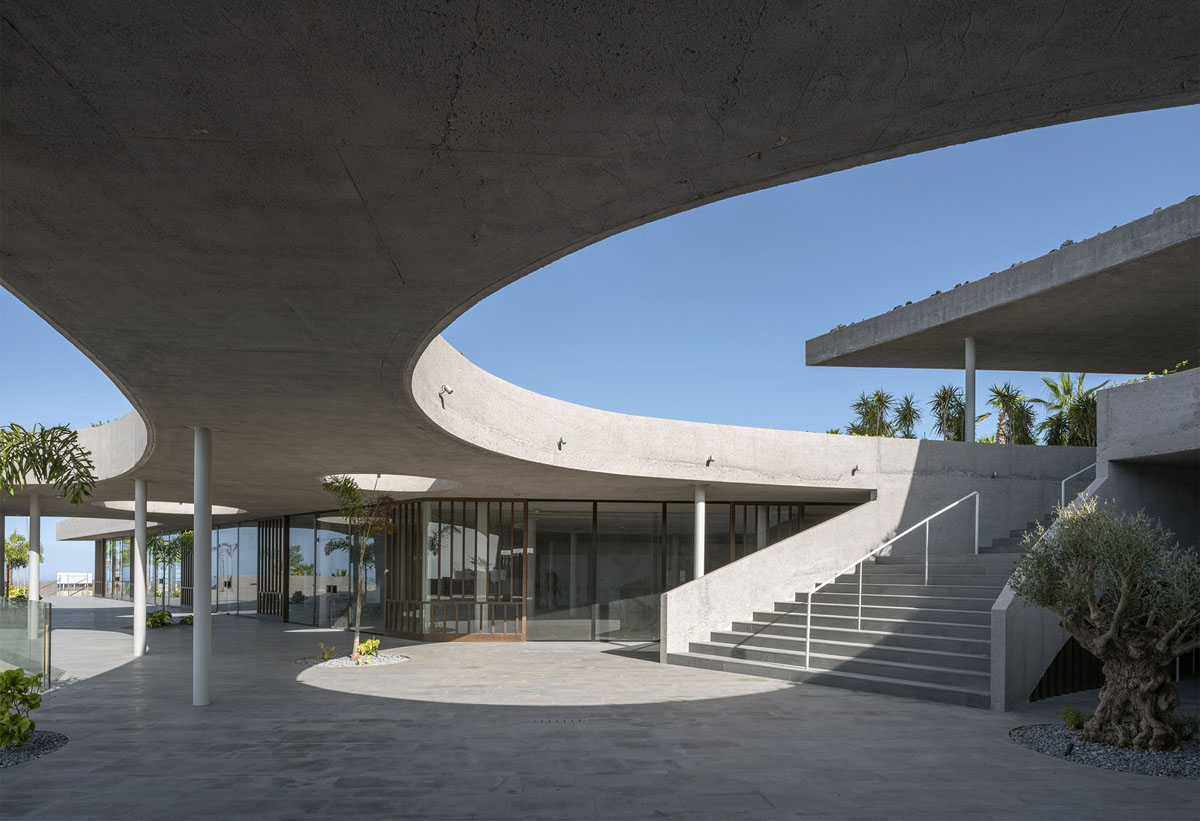 arquitect_viva's tweet photo. Club social en Guía de Isora (Tenerife)
Eustaquio Martínez &amp; Virgilio Gutiérrez
En una parcela con suave pendiente hacia poniente y vistas hacia La Gomera, se incrusta el programa requerido distribuido en pórticos dispuestos hacia la puesta de sol…
https://t.co/dq8DjWAutM https://t.co/5QQeSJIRBF