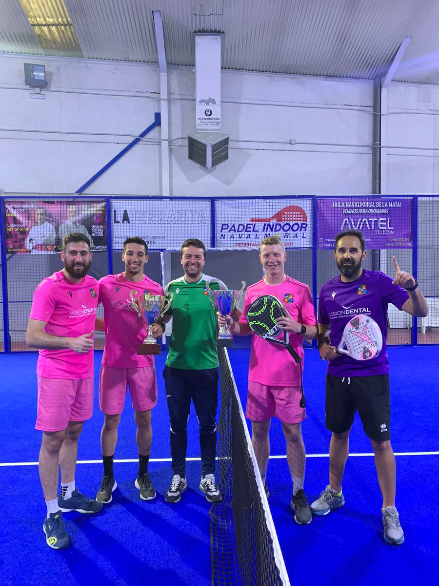 Las dos parejas finalistas con Chechu de Padel Indor Navalmoral