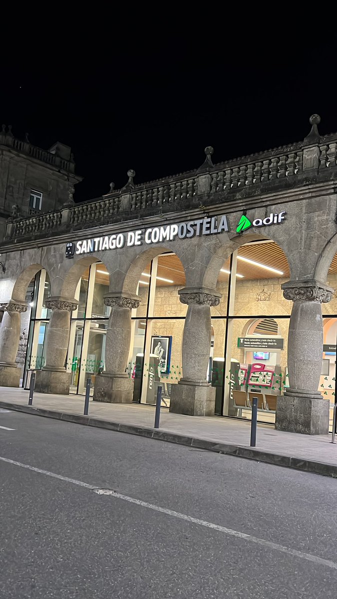 perezgulin's tweet photo. Venga @Adif_es, unos Led para Compostela https://t.co/P5Aql7srt0