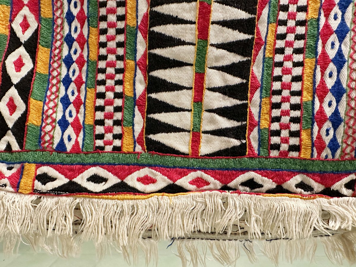 MUSEO_TEXTIL's tweet photo. 📌El pueblo #bamana es reconocido por su talento artístico. La túnica que exhibimos ejemplifica la facilidad con la que se adoptan de manera continua innovaciones en la cultura visual de muchos grupos en el occidente de África. https://t.co/jb8EwOdA1h