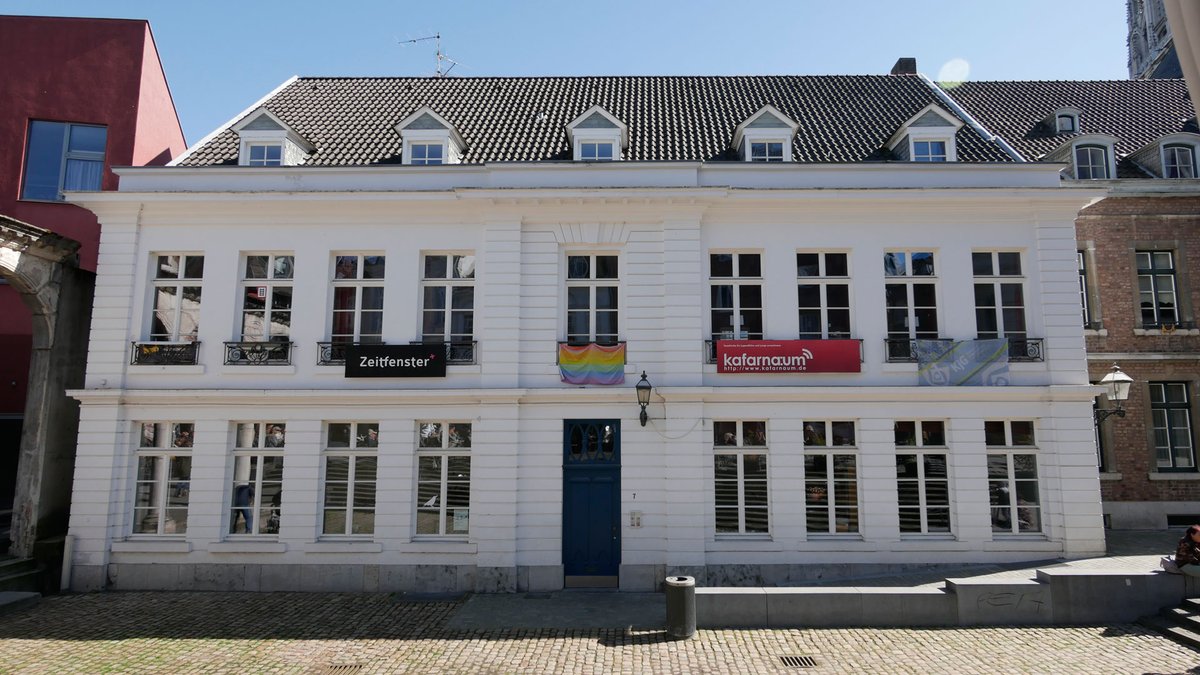 freewalkingac's tweet photo. Jetzt das letzte zum Thema Thermalquellen: Zwei wunderschöne Badehäuser, denen man die alte Funktion auch nicht auf Anhieb ansieht: Am Hof (Quirinusbad) und bei der Mayerschen (Ungarndbad) https://t.co/nOtnaiKK2Q