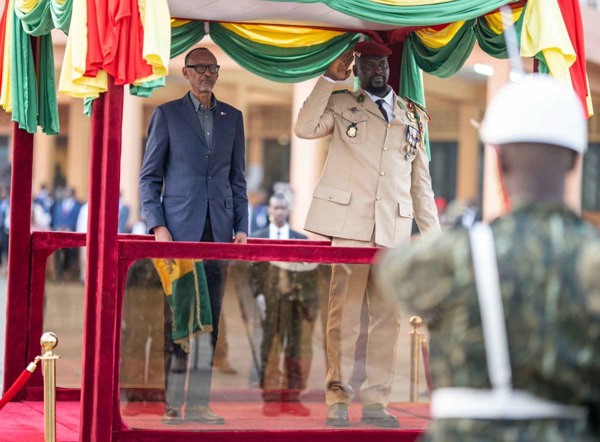 UrugwiroVillage's tweet photo. President Kagame arrives in Guinea-Conakry for a working visit and is received by President of the Transition, Colonel Mamadi Doumbouya. https://t.co/nyQ8ecdvhP
