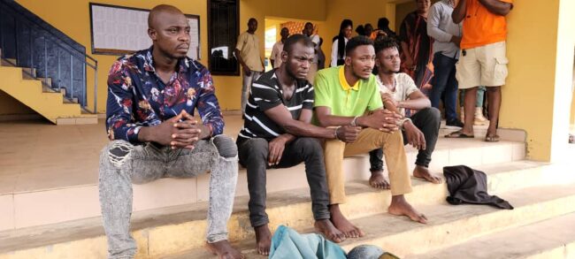 lindaikeji's tweet photo. Jungle justice: Ondo Police parade four suspected killers of 25-year-old driver https://t.co/mNEhNb5UPC https://t.co/K93rZHgZsC