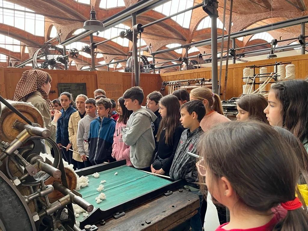 Visita al MNACTEC 🏛️

La setmana passada, els alumnes de 4t de primària van fer una visita teatralitzada a la fàbrica tèxtil del MNACTEC. Van gaudir de l’experiència, formant part d’una plantilla d’obrers de principis del SXX. 

<a href="/mnactec/">Museu Ciència Cat</a>

#petitestellano… instagr.am/p/CrJmlQOLi3k/