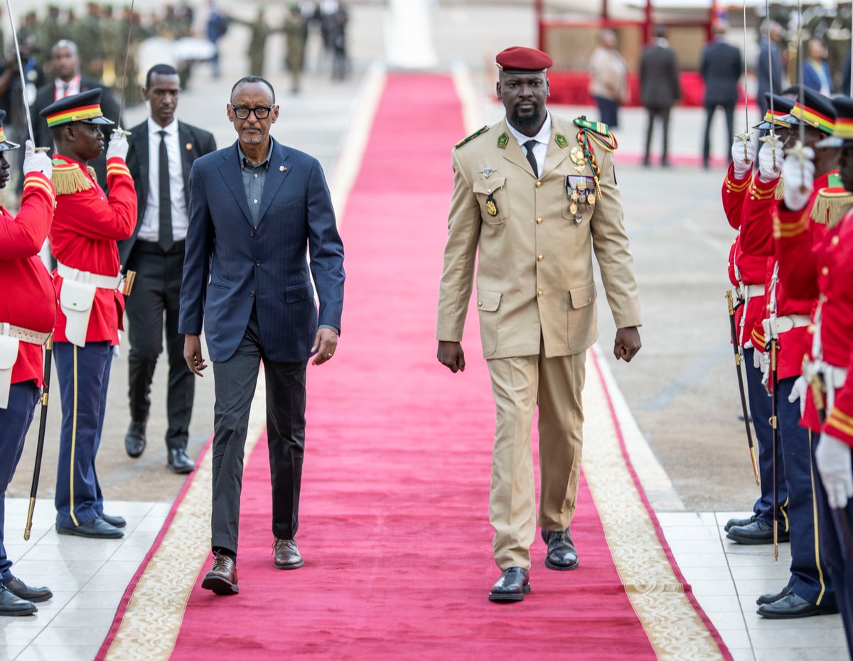 UrugwiroVillage's tweet photo. President Kagame arrives in Guinea-Conakry for a working visit and is received by President of the Transition, Colonel Mamadi Doumbouya. https://t.co/nyQ8ecdvhP