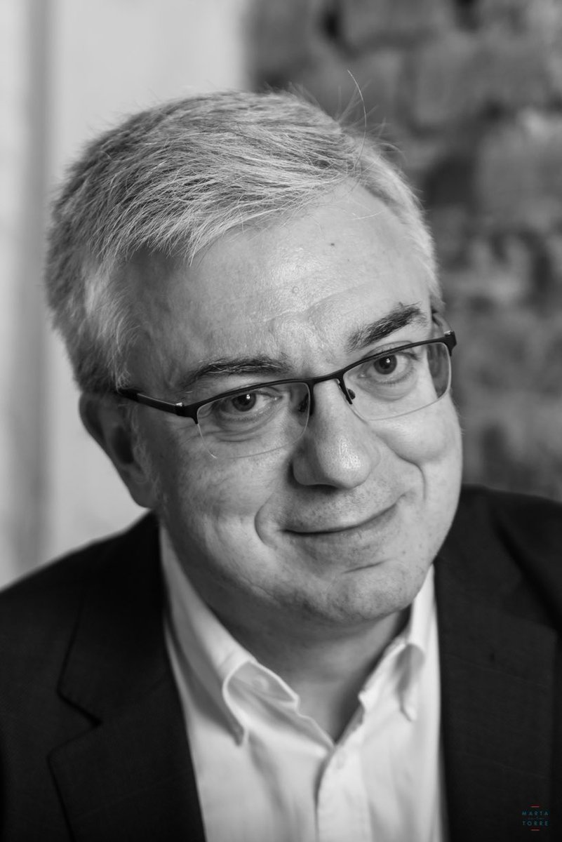 Me interesa mucho este historiador -Catedrático de la Complutense- y me interesa también mucho conocer mejor la figura de Alfonso XIII, personaje clave de nuestro siglo XX, apenas conocido más allá de los retratos interesados de partidarios y detractores