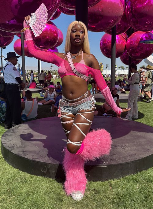 1 pic. pretty girlz luv 2 rave 🤭💞💖 #aliyahcore https://t.co/0lA46I9hAn