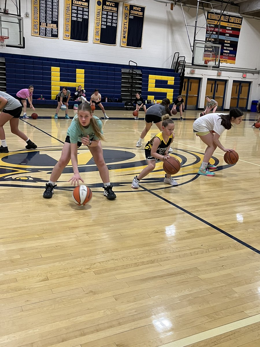 NicoleViselli's tweet photo. Putting the hardest working 3rd grader in the middle with the olders #WorkHarder #HeartOverSize @LadyRivals @donviselli13 https://t.co/9AxJMobBwG