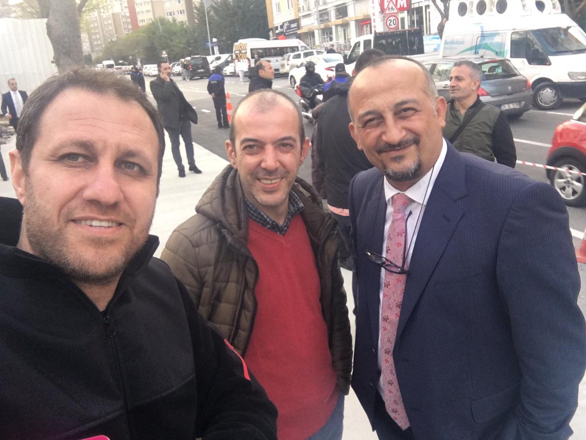 ritimritim's tweet photo. ÖNEMLİDİR | SON DAKİKA | BOL BOL RT | 

#StajyerinUmuduMillet

Cumhurbaşkanı Adayı Kemal Kılıçdaroğlu’ndan Staj ve Çıraklık Mağdurları’na büyük müjde!

Staj ve Çıraklık Mağdurları’na sevindiren haber Millet İttifakı Cumhurbaşkanı Adayı ve CHP Genel Başkanı Kemal Kılıçdaroğlu’ndan geldi.

Staj ve Çıraklık Mağdurları’nı heyecanlandıran gelişme yaşandı. Cumhurbaşkanı Adayı ve CHP Genel Başkanı Kemal Kılıçdaroğlu, ‘İktidara geldiğimiz zaman staj ve çıraklık sigortası SSK başlangıcı olacak’’ dedi.

Aylardan beri tüm Türkiye’nin konuştuğu Staj ve Çıraklık Mağdurları, sigortaya girişlerinin ilk günün SSK başlangıcı olması için mücadele veriyor.

Tüm Türkiye’nin konuştuğu Staj ve Çıraklık Mağdurları, Cumhurbaşkanı Adayı ve CHP Genel Başkanı Kemal Kılıçdaroğlu ile görüştü.

Kemal Kılıçdaroğlu: ‘’Staj ve çıraklık sigortası SSK başlangıcı olacak’’

İstanbul Staj ve Çıraklık Mağdurları Derneği Başkanı Murat Bal, İstanbul Staj ve Çıraklık Mağdurları Derneği’nin Kurucu Üyeleri Demet Kemer, Selçuk Aydın, Sinan Dikici ve Cüneyt Sarıgöllü, Cumhurbaşkanı Adayı ve CHP Genel Başkanı Kemal Kılıçdaroğlu ile görüştü.

Cumhurbaşkanı Adayı ve CHP Genel Başkanı Kemal Kılıçdaroğlu, İstanbul Beylikdüzü'nde yıllardır düzenlenen "Geleneksel Beylikdüzü Kadir Gecesi İftarı" etkinliğine katıldı.

İftar öncesi İstanbul Staj ve Çıraklık Mağdurları Derneği Başkanı Murat Bal, İstanbul Staj ve Çıraklık Mağdurları Derneği’nin Kurucu Üyeleri Demet Kemer, Selçuk Aydın, Sinan Dikici ve Cüneyt Sarıgöllü ile görüşen Cumhurbaşkanı Adayı ve CHP Genel Başkanı Kemal Kılıçdaroğlu, ‘’Staj ve Çıraklık Mağdurları’nın sorununu çok iyi biliyorum. İktidarımızda ilk çözeceğimiz sorunların başında Staj ve Çıraklık Mağdurları geliyor. Staj ve çıraklık sigortası SSK başlangıcı olacak’’ dedi.

Murat Bal: Federasyonumuzu kuruyoruz

İstanbul Staj ve Çıraklık Mağdurları Derneği Başkanı Murat Bal, hazırlanan ‘’Staj ve Çıraklık Dosyası’’nı Cumhurbaşkanı Adayı Kemal Kılıçdaroğlu’na sundu. Murat Bal, Kemal Kılıçdaroğlu ile yapılan görüşmede Staj ve Çıraklık Mağdurları’nın verdiği mücadeleye dikkat çekti.

Murat Bal, yapılan görüşmede Kılıçdaroğlu’na, ‘’Birçok ilde dernekleştik. Yakın zamanda ise federasyonumuzu kuruyoruz’’ dedi. Kılıçdaroğlu, Murat Bal’ın bu sözlerinin üzerine, ‘’Dernekleşmenizden çok memnun oldum. Sizin sıkıntınızı ve sorununuzu başından beri biliyorum, çok yakında bu sorunu çözeceğiz. Emin olun ve rahat olun. Bu konuya çok hakimim. Bu yasayı eksiksiz bir şekilde çıkaracağız. Sizin sorununuzu çözeceğim, bunu göreceksiniz.’’ dedi.

İstanbul Staj ve Çıraklık Derneği’nin önümüzdeki hafta bir daha Cumhurbaşkanı Adayı ve CHP Genel Başkanı Kemal Kılıçdaroğlu ile tekrar bir araya gelmesi bekleniyor.

Beylikdüzü'nde yıllardır düzenlenen "Geleneksel Beylikdüzü Kadir Gecesi İftarı"na Cumhurbaşkanı Adayı ve CHP Genel Başkanı Kemal Kılıçdaroğlu’nun yanı sıra Saadet Partisi Genel Başkanı Temel Karamollaoğlu, CHP Grup Başkanvekili Engin Altay, CHP İstanbul İl Başkanı Canan Kaftancıoğlu, İBB Başkanı Ekrem İmamoğlu başta olmak üzere çok sayıda milletvekili ve belediye başkanı katıldı.

@vedatbilgn @RTErdogan @dbdevletbahceli @ErbakanFatih @Mustafa_Destici @fahrettinaltun @ikalin1 @eczozgurozel @akbasogluemin @meral_aksener @Ahmet_Davutoglu @alibabacan @DpGultekinUysal @T_Karamollaoglu @kilicdarogluk @B_Palandoken @muratsmm @dmt_kemer @Sinan25451 @cuneytsar34 @selcukem @vekilince @STAJMADURLARID1  

#StajyerinUmuduMillet