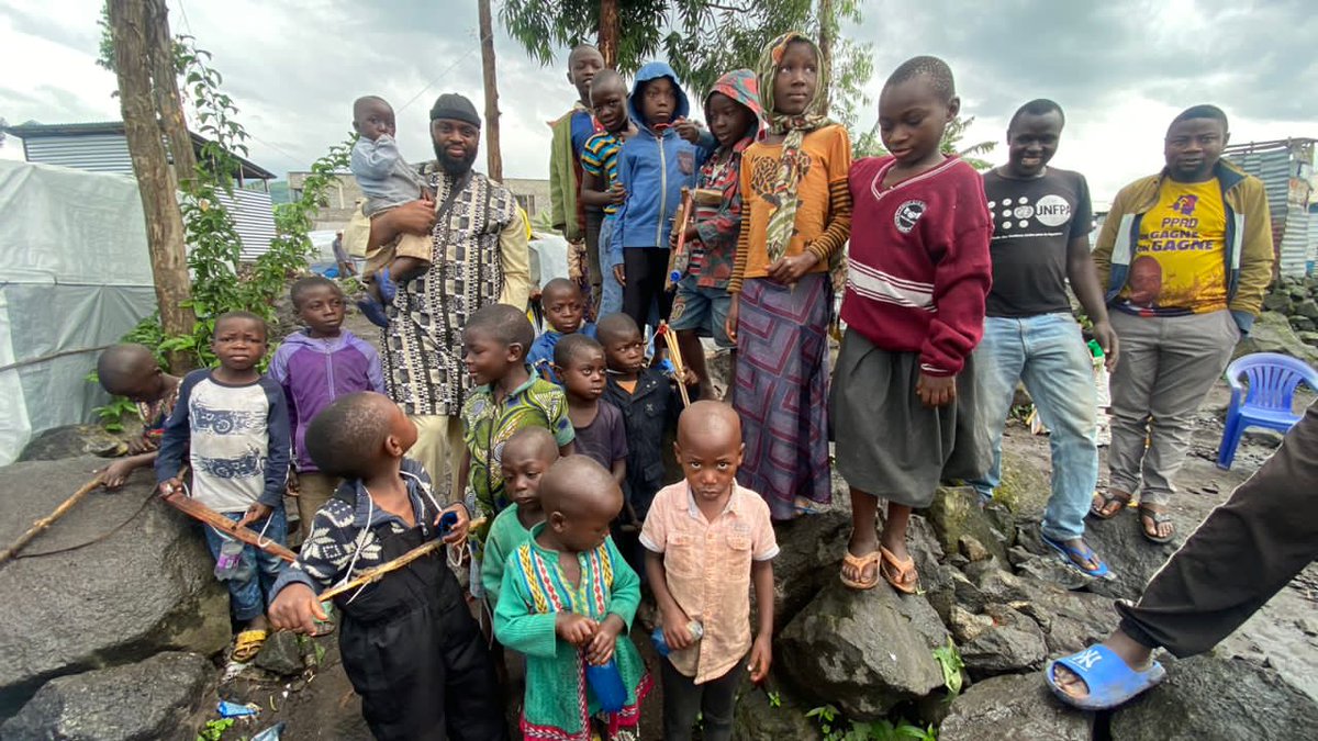 Acadi_RDC's tweet photo. Le Frère Abdoullah Al Hanifi a rendu visite aux déplacés de guerres vivant dans le camp de Munigi. Il a eu à sympathiser avec les enfants. https://t.co/8iXpi1UoUK