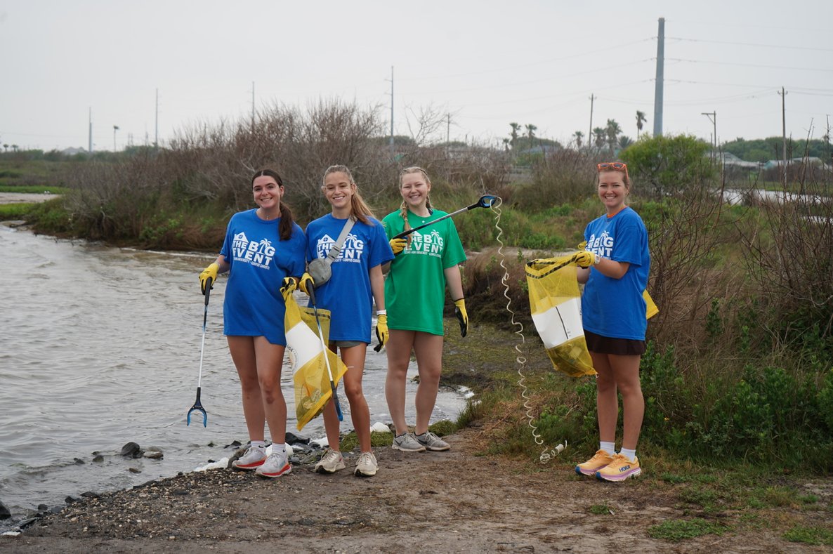 IslandCampus's tweet photo. The Big Event celebrated 14 years of service this Saturday with over 350 student volunteers helping our Corpus Christi community 💙 #IslanderImpact https://t.co/6Wetksulgh