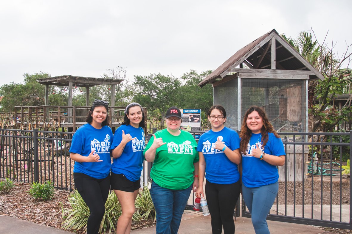 IslandCampus's tweet photo. The Big Event celebrated 14 years of service this Saturday with over 350 student volunteers helping our Corpus Christi community 💙 #IslanderImpact https://t.co/6Wetksulgh