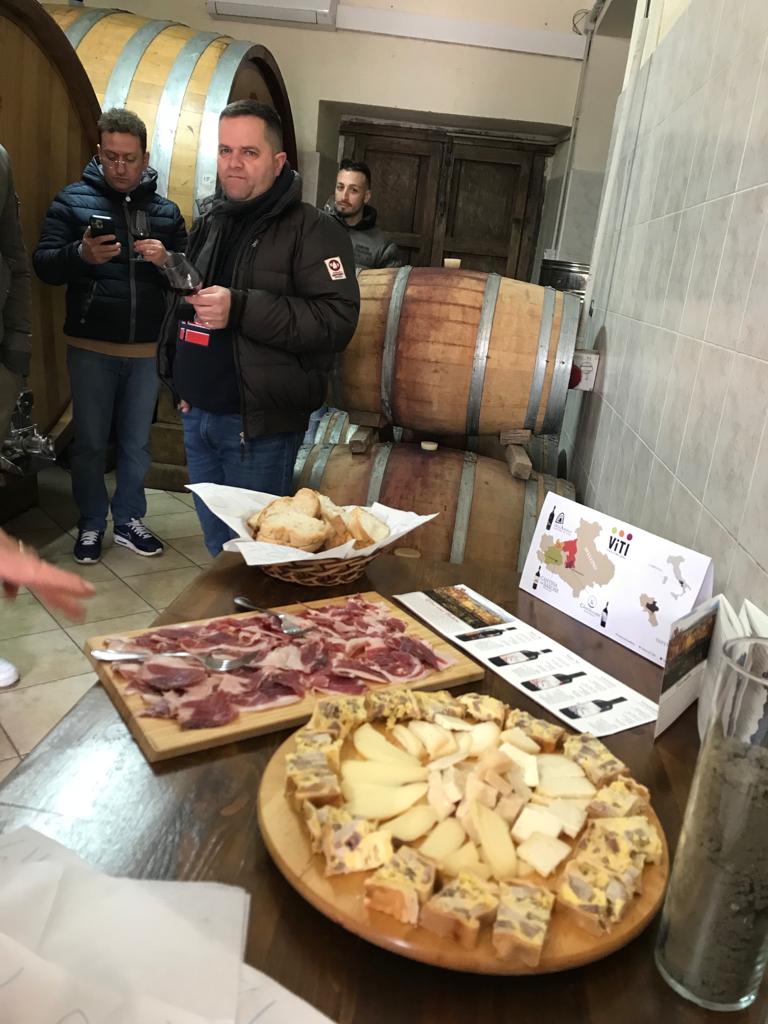 Aprile 2023: Accoglienza ai nostri clienti, 5 amici che hanno deciso di festeggiare l'addio al celibato in Irpinia con le nostre esperienze. Hanno scelto il winetour "Wine Day". Vi aspettiamo in Irpinia!

#vitigniirpini #enoturismo #winetour #travel #travelitalia #travelitaly