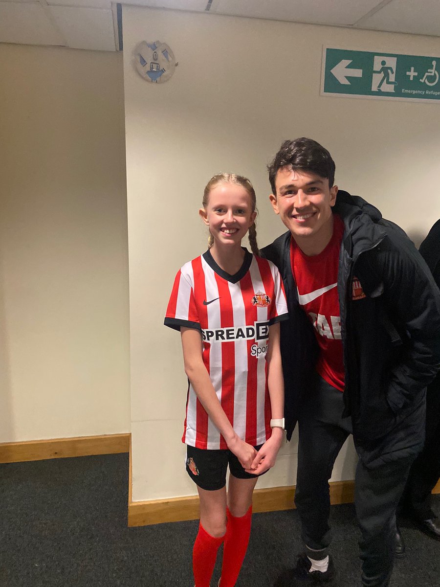 Alan_Reay's tweet photo. @Arsenal Contrast this to when my daughter was mascot for Sunderland. Every player said hello to her and spoke to her. This is how it should be done Arsenal. #safc https://t.co/F7RflzYBxk