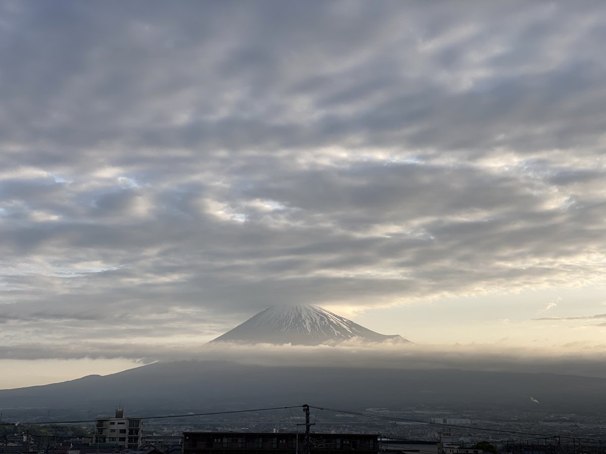 2023年4月18日（火）5:50🌷 皆さん🎶おはようございます😊 雲が出ています⛅️ （予想気温）9℃/19℃ 日中からお天気下り坂予報です。天候の変化にご注意下さい☁️💐🍵🌷 「ケサフジ」🗻👸雲がありますが⛅️ギリギリ🆗です😊(^^)本日も良い一日をお