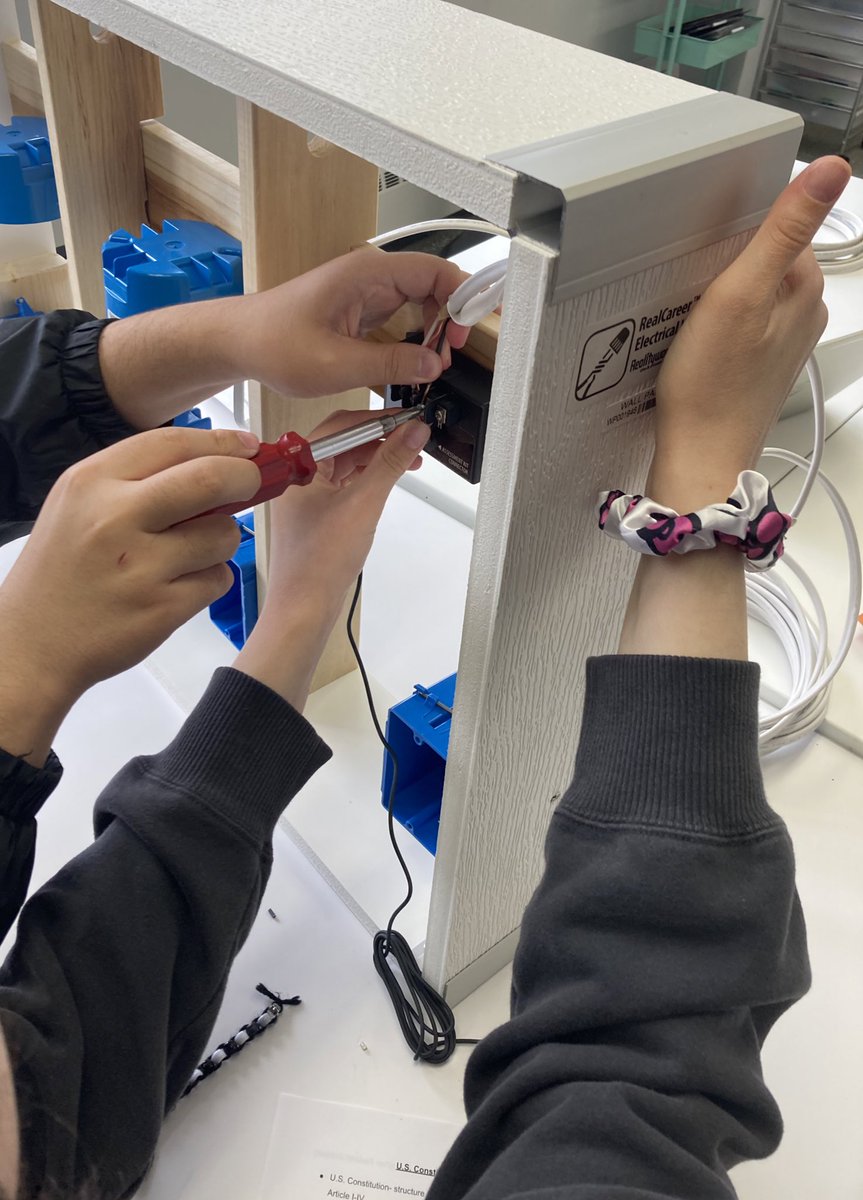 CCook_777's tweet photo. Electrical Wiring Day 1. Ss were tasked with wiring a single outlet 💡
#realityworks #jobexploration #vocational #teachersoftwitter https://t.co/Sx2sCXesmt