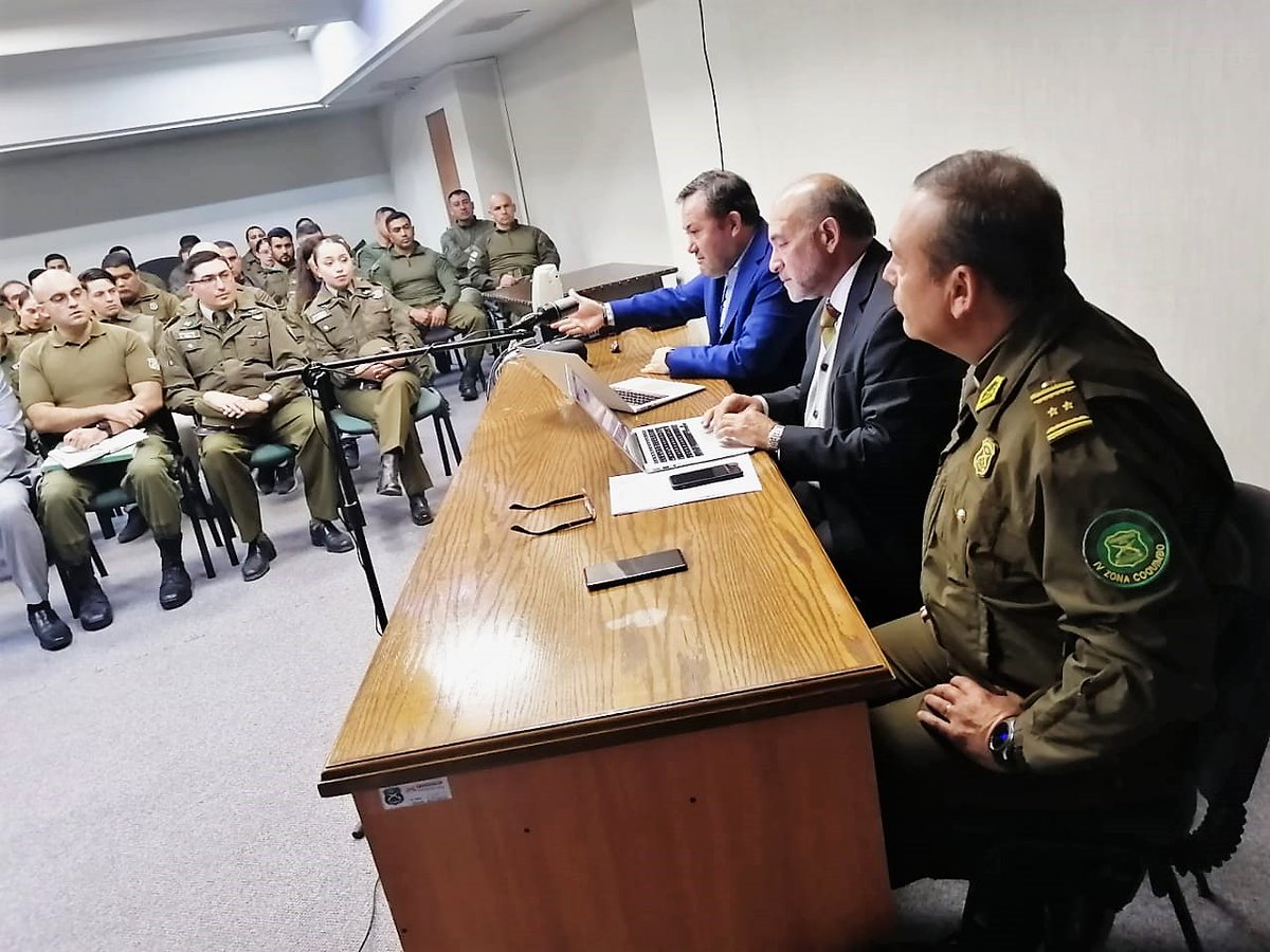 DPP_Coquimbo's tweet photo. El Asesor Jurídico de @DPP_Coquimbo, Carlos Esperguen, fue expositor junto a @Fisca_Coquimbo en la capacitación a diferentes estamentos de @CarabCoquimbo sobre las principales consideraciones de la #LeyNainRetamal https://t.co/N0IcqWnkb3