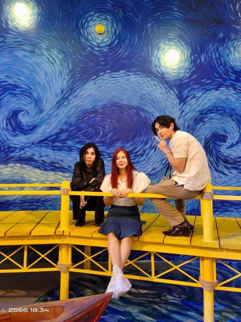 S4TUR95's tweet photo. DAY OFF.

— Van Gogh exhibition with my dear mom and little brother. Precious moments that I treasure with them. Finalmente um momento de descanso em meio a essa rotina de caos. Um respiro em meio aos girassóis. 🌻 https://t.co/BGRgc10Qvn