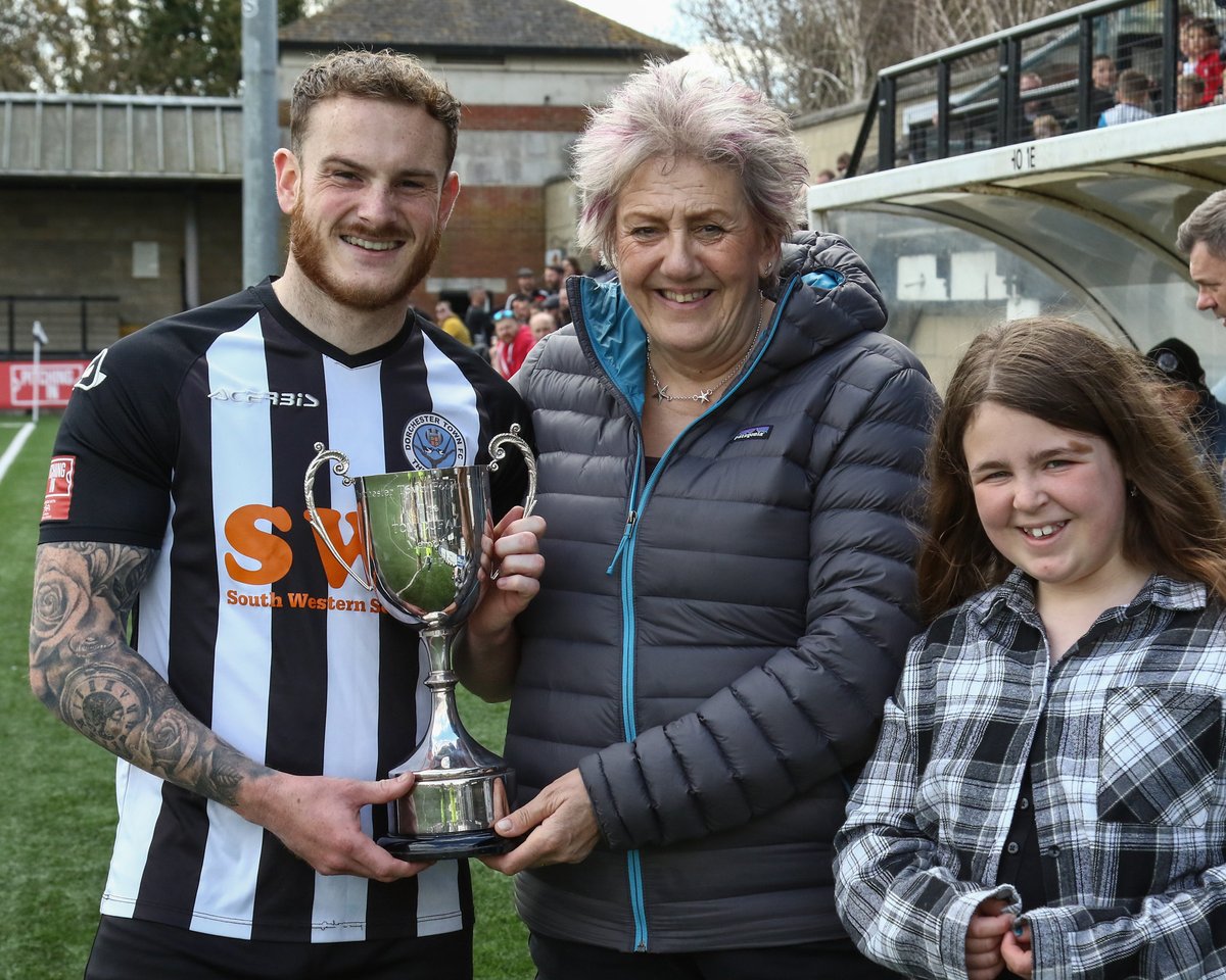 ⭐ | 𝗘𝗡𝗗 𝗢𝗙 𝗦𝗘𝗔𝗦𝗢𝗡 𝗔𝗪𝗔𝗥𝗗𝗦 

A huge congratulations to all the winners of the end of season awards which were presented at our final home game on Saturday 👏

🏆 Tom Dufall Memorial Cup for Players' Player of the Season - @Charliegunson 

#WeAreDorch ⚫️⚪️