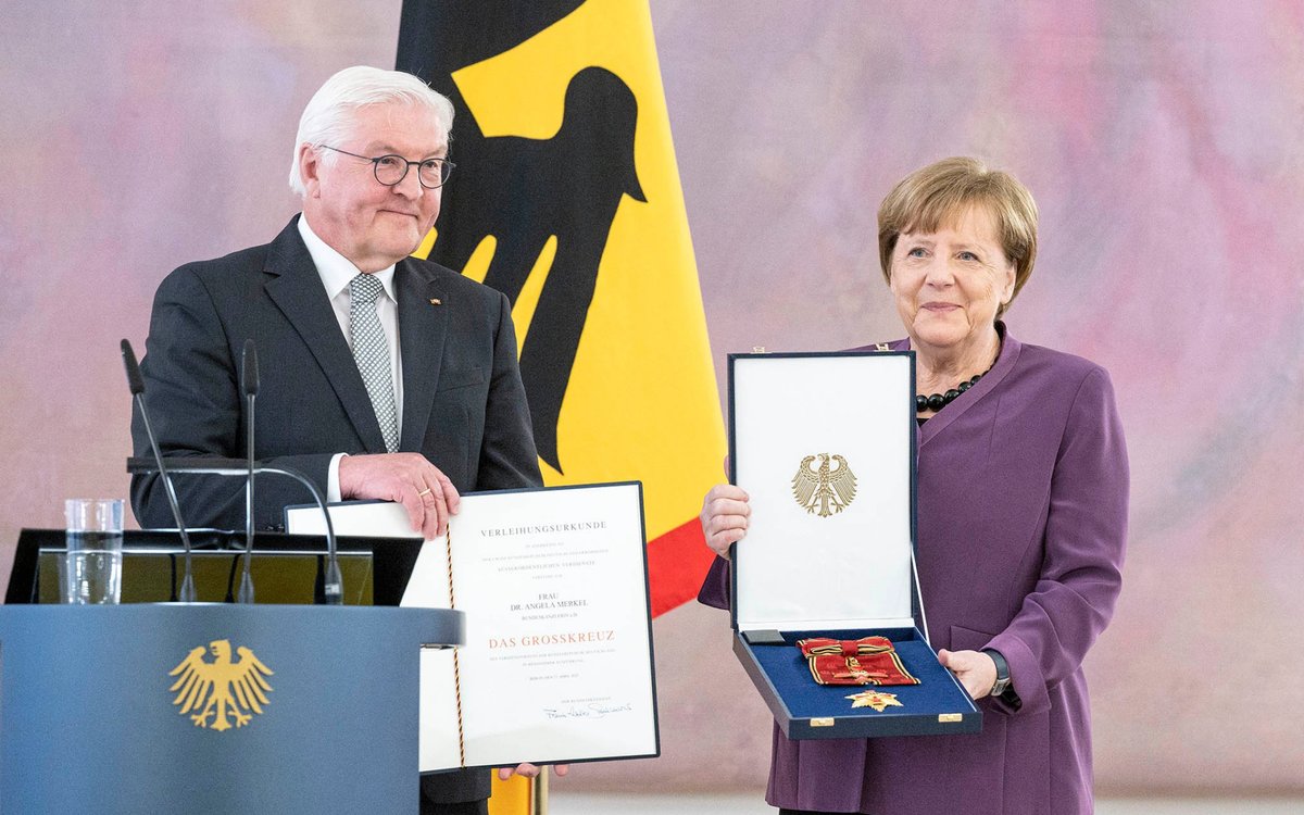 echo24cz's tweet photo. Mimořádné vyznamenání pro Merkelovou. „Je to úplně mimo,“ řekl historik. #Merkelova
Více: https://t.co/D3M4XxgSX7 https://t.co/ZRB6hYhY3b