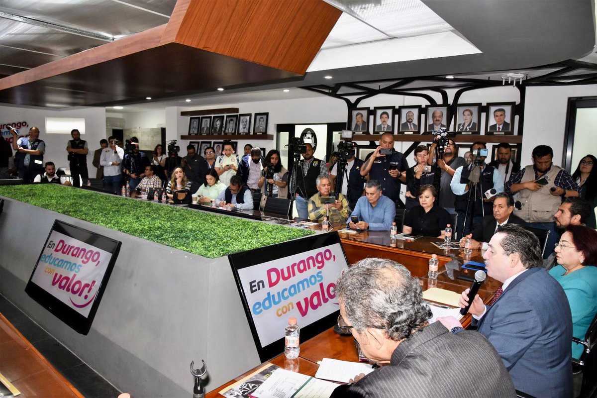 SEED_Dgo's tweet image. El Dr. @guillermoadamec , junto a su equipo, anunciaron, ante los medios de comunicación, que Durango se suma a la estrategia nacional en las aulas para la prevención de adicciones.