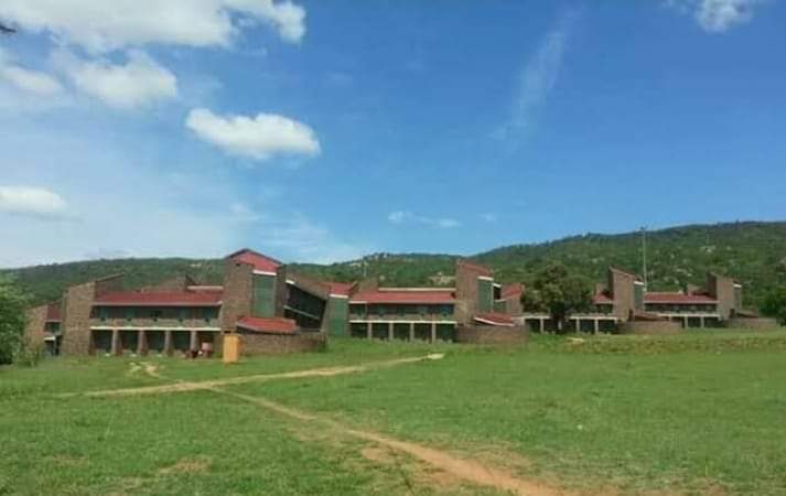 Mandla_Mongo's tweet photo. What a wasted infrastructure that can be utilised in empowering the youth in Mpumalanga or South Africa at larger rather, this is the old Elijah Mango College of Education situated in Mpumalanga, Mbombela at Kabokweni. @government @CyrilRamaphosa @EFFSouthAfrica @MpumalangaGov https://t.co/BI52pjts18