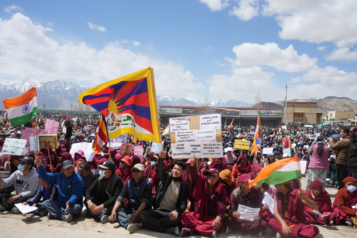 rfatibet's tweet photo. འདི་ཚེས་༡༧ཉིན་ལ་དྭགས་སུ་མི་གྲངས་ཆིག་ཁྲི་ལྔ་སྟོང་ལྷག་འཛོམས་ནས་༧གོང་ས་སྐྱབས་མགོན་ཆེན་པོ་མཆོག་ལ་རྒྱབ་སྐྱོར་དང་མཚན་ཤས་བཟོ་ཐབས་བྱེད་མཁན་ལ་ངོ་རྒོལ། གསར་འགྱུར་བརྒྱུད་ལམ་ཁག་གིས་གནས་ཚུལ་དྲང་བདེན་བཀོད་སྤེལ་དགོས་བའི་ལས་འགུལ་ཡོད་པ་རེད།
Ladakh Comes Out In Solidarity With H. H. Dalai Lama https://t.co/t7DDs0OAhz