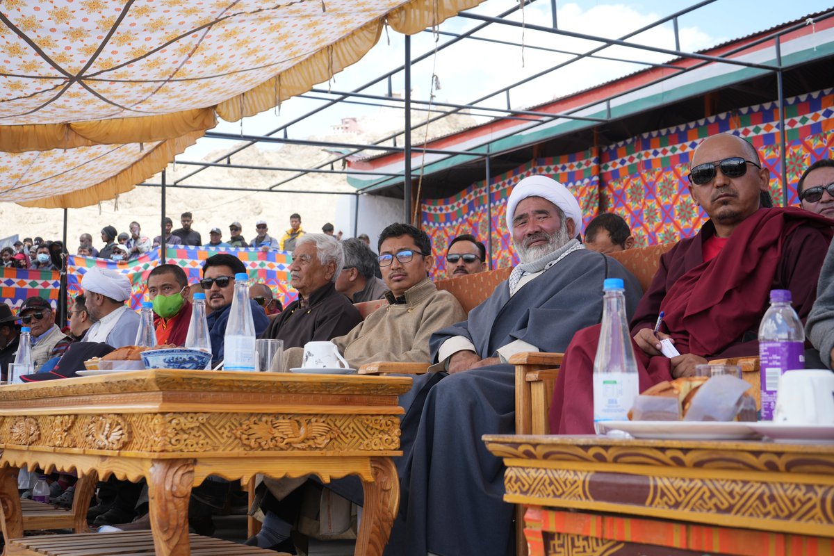 rfatibet's tweet photo. འདི་ཚེས་༡༧ཉིན་ལ་དྭགས་སུ་མི་གྲངས་ཆིག་ཁྲི་ལྔ་སྟོང་ལྷག་འཛོམས་ནས་༧གོང་ས་སྐྱབས་མགོན་ཆེན་པོ་མཆོག་ལ་རྒྱབ་སྐྱོར་དང་མཚན་ཤས་བཟོ་ཐབས་བྱེད་མཁན་ལ་ངོ་རྒོལ། གསར་འགྱུར་བརྒྱུད་ལམ་ཁག་གིས་གནས་ཚུལ་དྲང་བདེན་བཀོད་སྤེལ་དགོས་བའི་ལས་འགུལ་ཡོད་པ་རེད།
Ladakh Comes Out In Solidarity With H. H. Dalai Lama https://t.co/t7DDs0OAhz