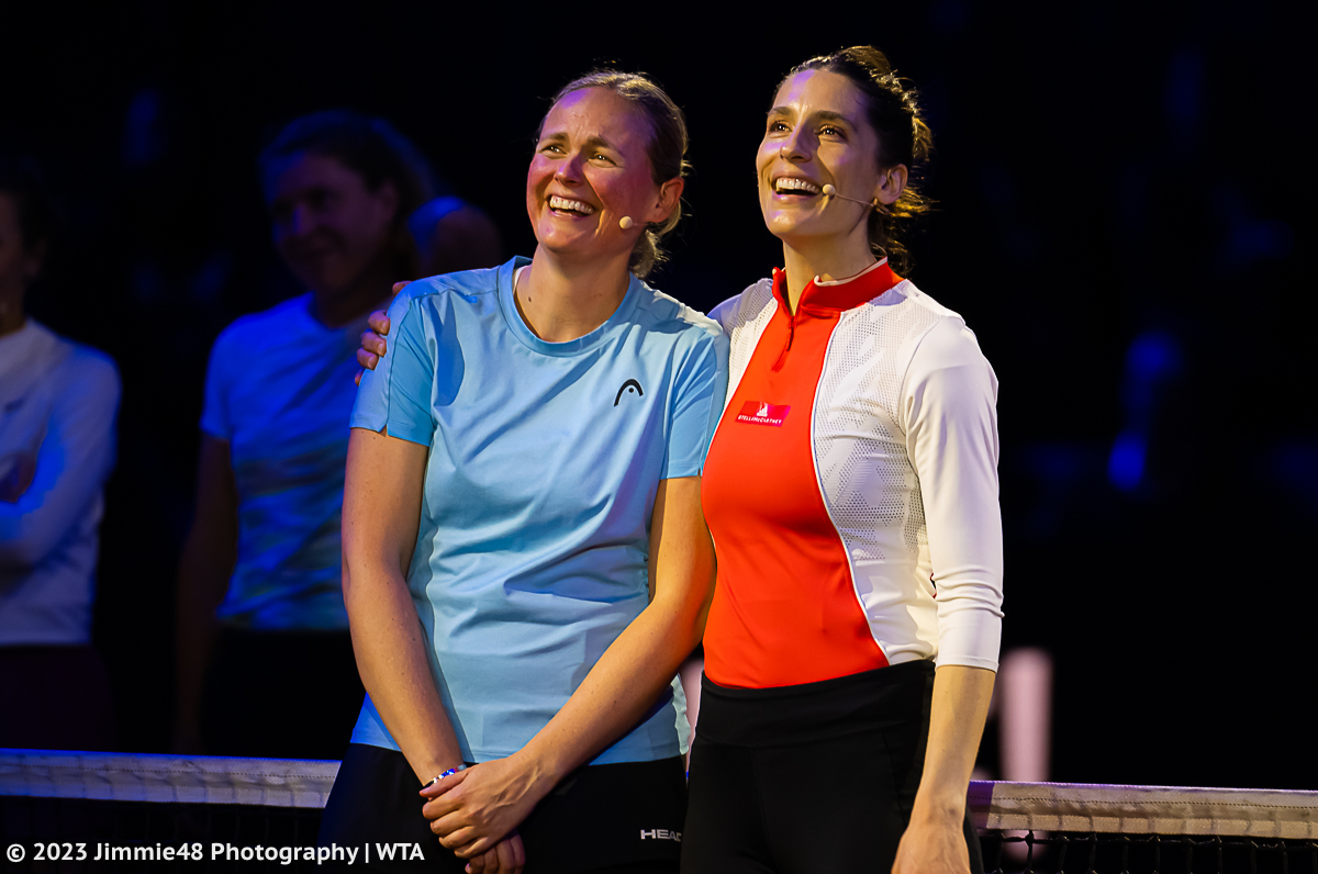 Lovely moment to wrap up the day in Stuttgart as <a href="/Annagroenefeld/">Anna-Lena Herzgerodt</a> and <a href="/andreapetkovic/">Andrea Petkovic</a> were honored with a ceremony after the Next Gen showmatch to commemorate their amazing careers.