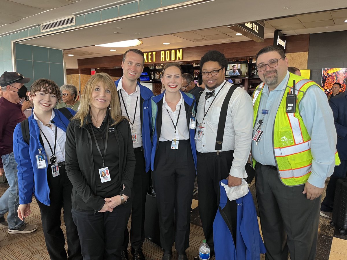 DCA congratulates new inflight team members while on their way to get their “WINGS”! ⁦@mechnig⁩ ⁦@LouFarinaccio⁩ ⁦@DJKinzelman⁩ ⁦@united⁩ #UnitedNext #BeingUnited