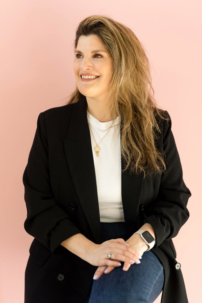 Dotée de 20 ans d’expérience dans le marketing d’ici et de l’internationale, voici celle qui permettra à <a href="/chefcookit/">Cook it</a> d’atteindre de nouveaux sommets, la directrice du marketing de croissance, Elena Sastron!🌟
Bienvenue dans l’équipe➡️ Tous les détails : bit.ly/3A3NtTR