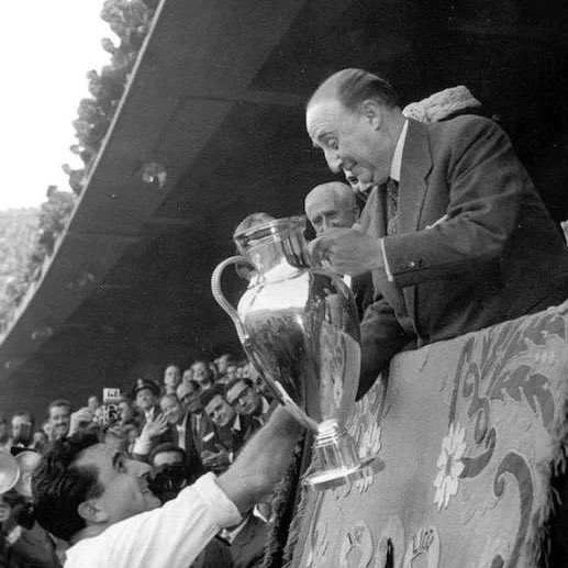 BlazquezFont's tweet photo. 🗣️Alex Ferguson, en 2008: “El Real Madrid, como club del general Franco, está acostumbrado a hacer siempre lo que le da la gana. Es un club habituado, especialmente antes de la llegada de la democracia a España, a conseguir todo lo que quiere y cuando quiere”. #FCBarcelona https://t.co/0ogcICzdDx