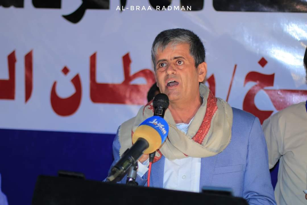 DhamarDMC1's tweet photo. #مأرب 

الأستاذ احمد ربيع وكيل وزارة الإع��ام يلقي كلمة الجهات الرسمية خلال فعالية " مائدة الحرية "، أكبر مائدة إفطار جماعي باليمن وأقيمت على شرف تحرير الأسرى والمختطفين✌🇾🇪. https://t.co/LaKRvePM38