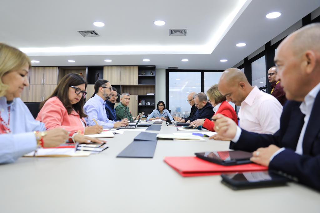MSVEnLinea's tweet photo. #EnFotos || La Vicepdta. @DelcyRodriguezv: Lideró una nueva reunión del Consejo de Vicepresidentes Sectoriales, a fin de evaluar la ruta de trabajo para dinamizar las políticas públicas que impulsa el Pdte. @NicolasMaduro.

#17Abr #ConMaduroMásRevolución https://t.co/PhLQGMjsOf