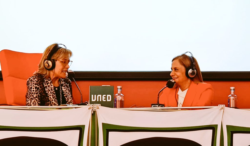 PaulaCabaleiro's tweet photo. Gozada de tarde, disfrutando de @Juliaenlaonda en directo desde la @unedpontevedra ✨️😍 Maravilla @julia_otero equipo!! @elbarroquista @RaquelMartos @marinamartinezv @borjateran @elisabeni @juliolleonart @Mhemeroteca ... #FanAbsoluta 🙌
#AniversarioUned @depo_es @Pontevedrate https://t.co/pZrcVYO15y
