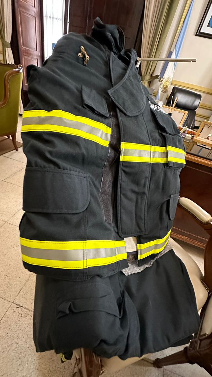 seguridaddectes's tweet photo. ¡Nuevo equipamiento para los bomberos voluntarios! 👨‍🚒🙌

El Gobierno de Corrientes, a través del Ministerio de Seguridad y Defensa Civil, entregó nuevos trajes estructurales y mochilas forestales a la Asociación de Bomberos Voluntarios de #Apipe.

#CorrientesSomosTodos 💚 https://t.co/Qy0kPjOL69