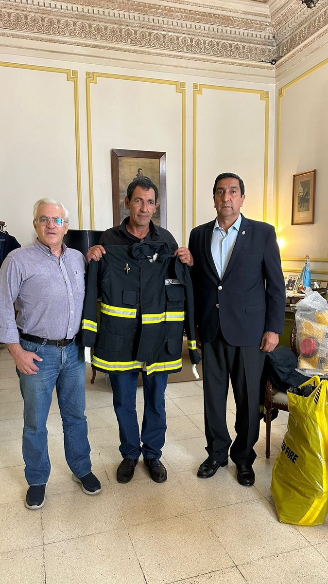 seguridaddectes's tweet photo. ¡Nuevo equipamiento para los bomberos voluntarios! 👨‍🚒🙌

El Gobierno de Corrientes, a través del Ministerio de Seguridad y Defensa Civil, entregó nuevos trajes estructurales y mochilas forestales a la Asociación de Bomberos Voluntarios de #Apipe.

#CorrientesSomosTodos 💚 https://t.co/Qy0kPjOL69