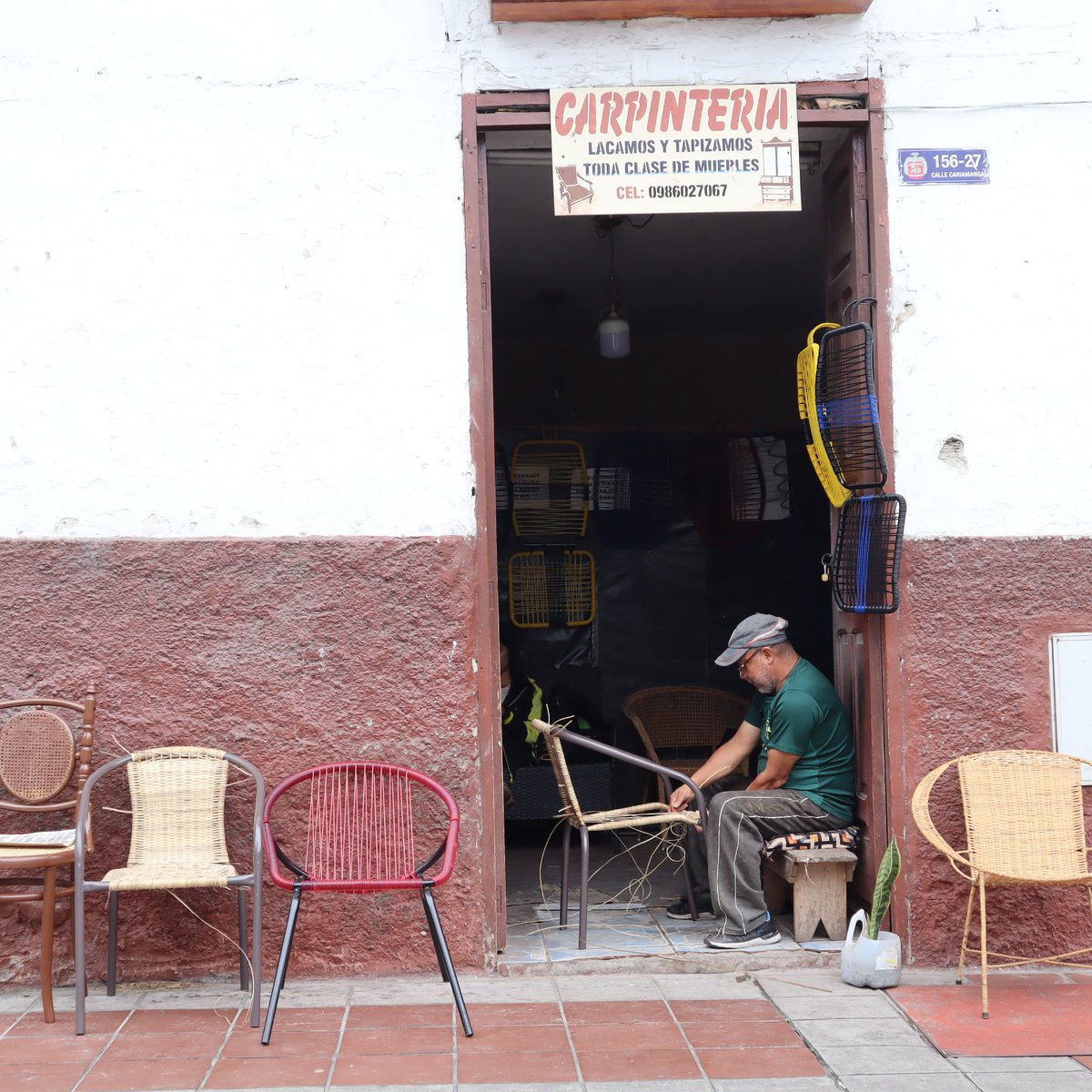 JohnGuayllas's tweet photo. #Loja La creatividad e ingenio de Carme Páez, se sintetizan en sus obras, quien aprendió del oficio siendo muy joven. Su padre fue quién con cariño y mucha paciencia le trasmitió sus saberes. Él
restaura muebles antiguos y elaborar algunas artesanías #ecuador #photography #arte https://t.co/C2mZwD7RgE
