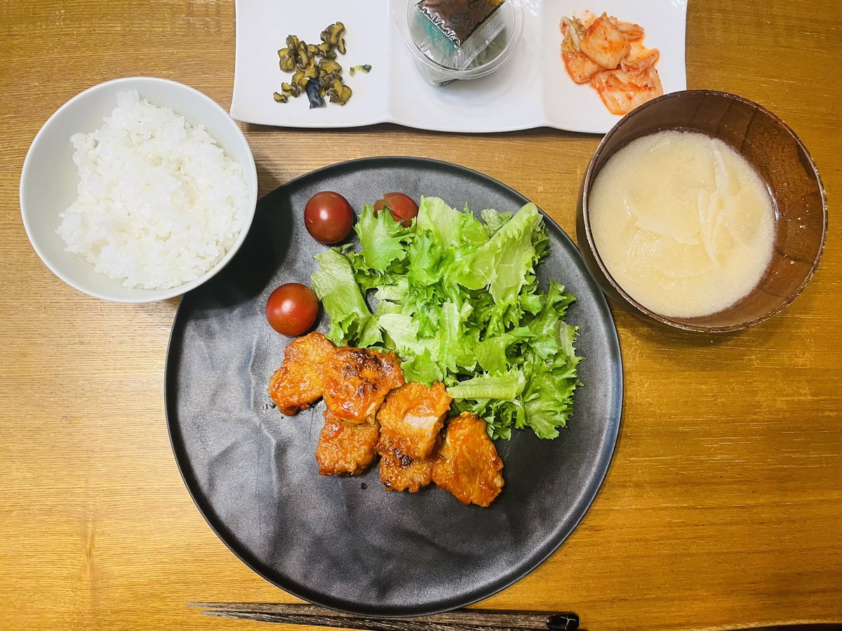 もちっともちっと もっちごへいです🥱 昨夜の夕飯は 豚肉のケチャップ炒めでした😁 帰りが遅くなり自宅に帰りましたら🏠 もっちママ 丁度寝るタイミング😤 ずらして帰って来れない❓ もっちごへい えぇ〜… もっちちゃん やっほ〜い😁 なんとかもっちちゃんをあや