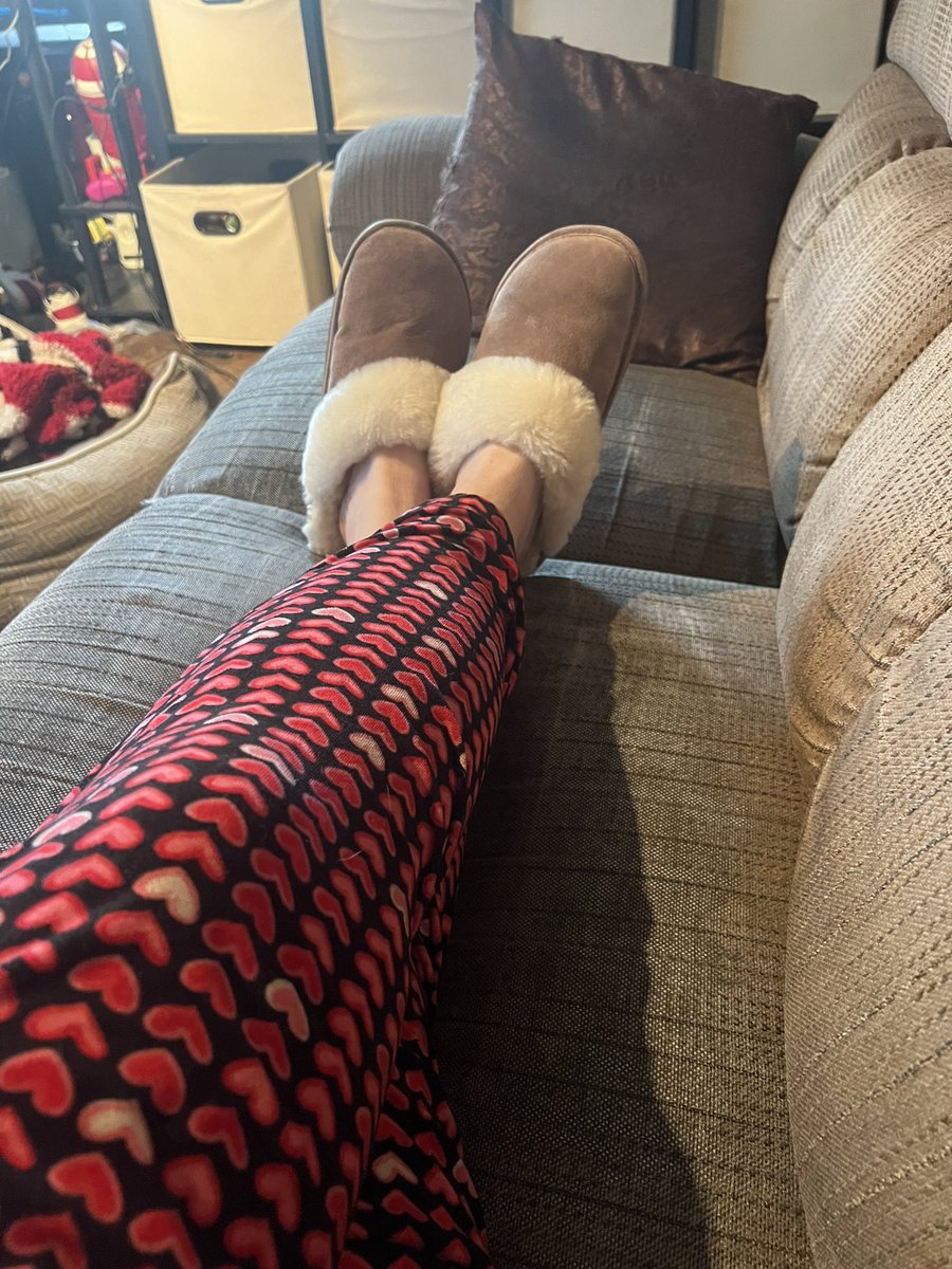 stacy2417's tweet image. Back to winter pjs and turning on the heat. It was a great few days of summer lol Mother Nature is on my list . #PureMichigan  #overthecold #snuggles