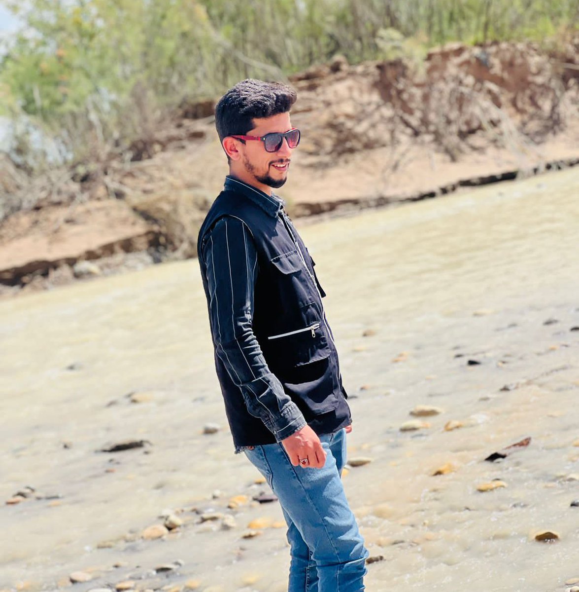 بكل مكان اكو دكتاتورية حتى في الساحات الافتراضية (السوشل ميديا)
تطلع طالب بحقك يحضرون عليك حقك وحسابك بالتويتر الحمد لله من رجع الحساب 
❤️🤲🏻